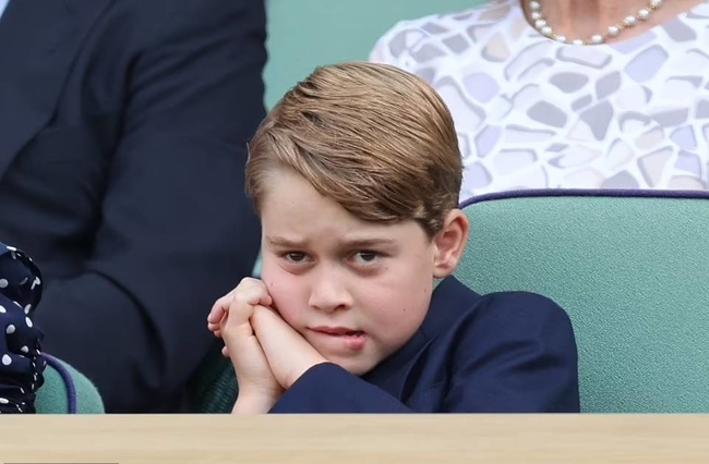 Hoàng tử George lần đầu tiên đi xem quần vợt cùng cha mẹ, gây bão truyền thông với loạt biểu cảm ấn tượng, hơn cả bố William ngày xưa - Ảnh 7.