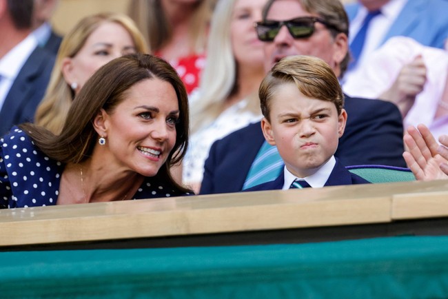 Hoàng tử George lần đầu tiên đi xem quần vợt cùng cha mẹ, gây bão truyền thông với loạt biểu cảm ấn tượng, hơn cả bố William ngày xưa - Ảnh 3.