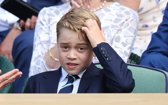 Hoàng tử George lần đầu tiên đi xem quần vợt cùng cha mẹ, gây bão truyền thông với loạt biểu cảm ấn tượng, hơn cả bố William ngày xưa - Ảnh 8.