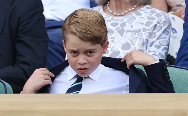 Hoàng tử George lần đầu tiên đi xem quần vợt cùng cha mẹ, gây bão truyền thông với loạt biểu cảm ấn tượng, hơn cả bố William ngày xưa - Ảnh 9.