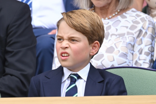 Hoàng tử George lần đầu tiên đi xem quần vợt cùng cha mẹ, gây bão truyền thông với loạt biểu cảm ấn tượng, hơn cả bố William ngày xưa - Ảnh 4.