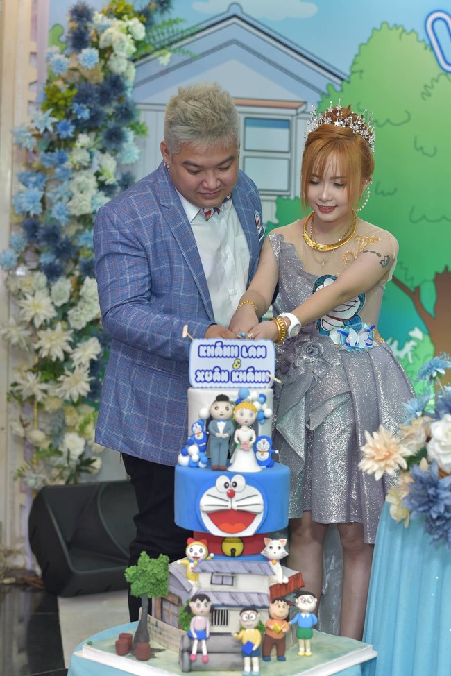 Đám cưới đặc biệt của cặp đôi 'fan cuồng' truyện tranh Doraemon - Ảnh 1.