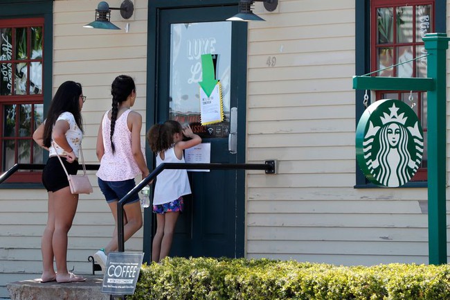Starbucks đóng cửa 16 cửa hàng vì lo ngại về vấn đề an toàn - Ảnh 1.