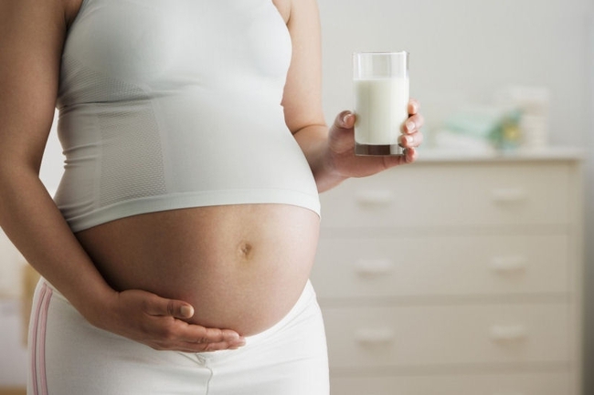 Mang thai có uống sữa đặc thay sữa bầu được không? Những lưu ý đặc biệt khi mẹ bầu uống sữa đặc? - Ảnh 2.