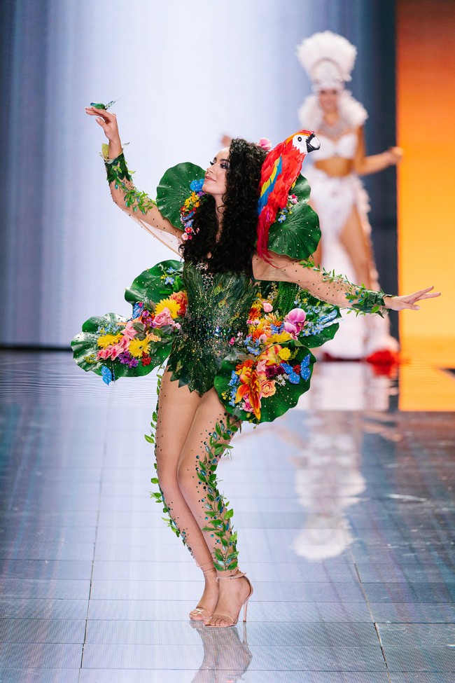 Chung kết Miss Supranational 2022: Hình ảnh các thí sinh trong phần trang phục dân tộc, Kim Duyên nổi bật giữa dàn người đẹp - Ảnh 3.