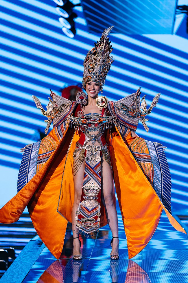 Chung kết Miss Supranational 2022: Hình ảnh các thí sinh trong phần trang phục dân tộc, Kim Duyên nổi bật giữa dàn người đẹp - Ảnh 1.