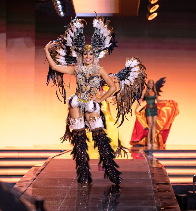 Chung kết Miss Supranational 2022: Hình ảnh các thí sinh trong phần trang phục dân tộc, Kim Duyên nổi bật giữa dàn người đẹp - Ảnh 2.