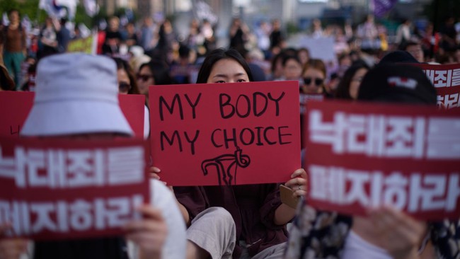 Tình cảnh &quot;tréo ngoe&quot; của phụ nữ và bác sĩ Hàn Quốc: Dò dẫm trong tình cảnh tranh tối tranh sáng của luật phá thai  - Ảnh 2.