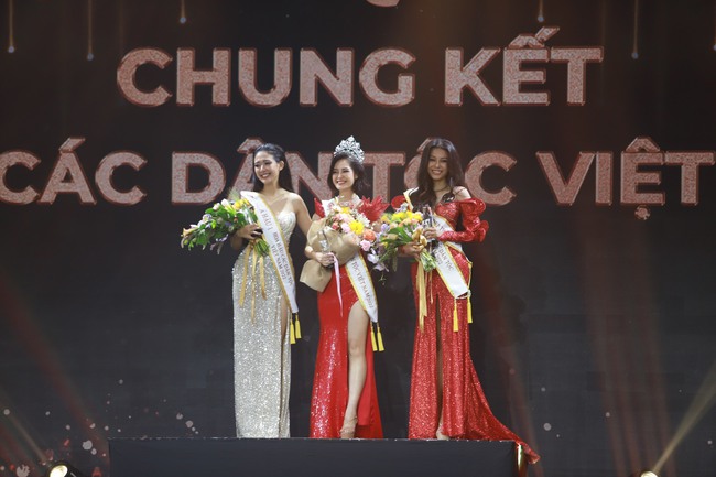 TRỰC TIẾP Chung kết Hoa hậu các dân tộc Việt Nam 2022: Nông Thúy Hằng đăng quang - Ảnh 4.