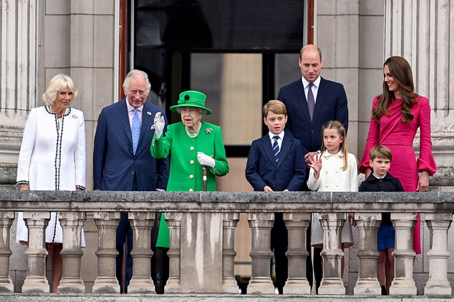 3 tuyên bố gây choáng trong cuốn sách &quot;bom tấn&quot; mới đủ khiến vợ chồng Meghan Markle lo lắng bất an - Ảnh 4.