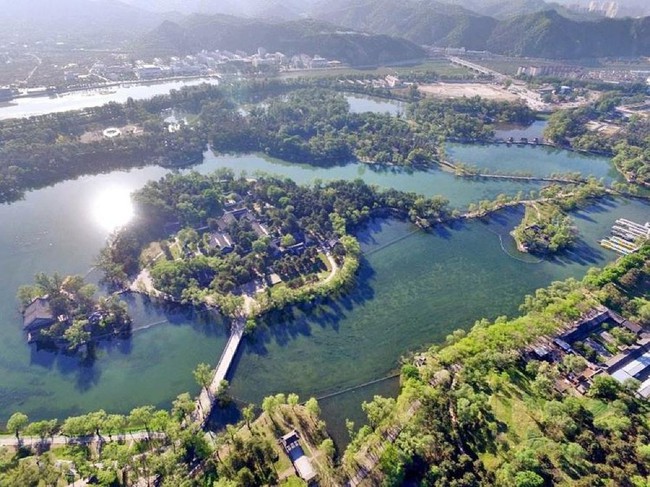 Con sông ngắn nhất Trung Quốc: Chỉ dài 90m, tên mang nghĩa nóng hổi nhưng lại là nơi nghỉ mát của vua chúa và du khách thời nay - Ảnh 1.