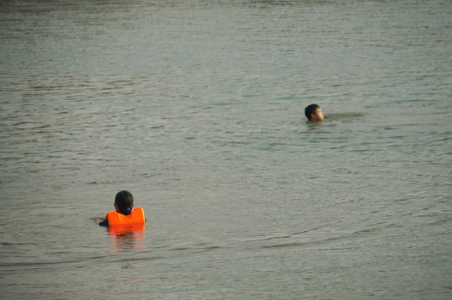 Nhiều người bơi ra giữa hồ