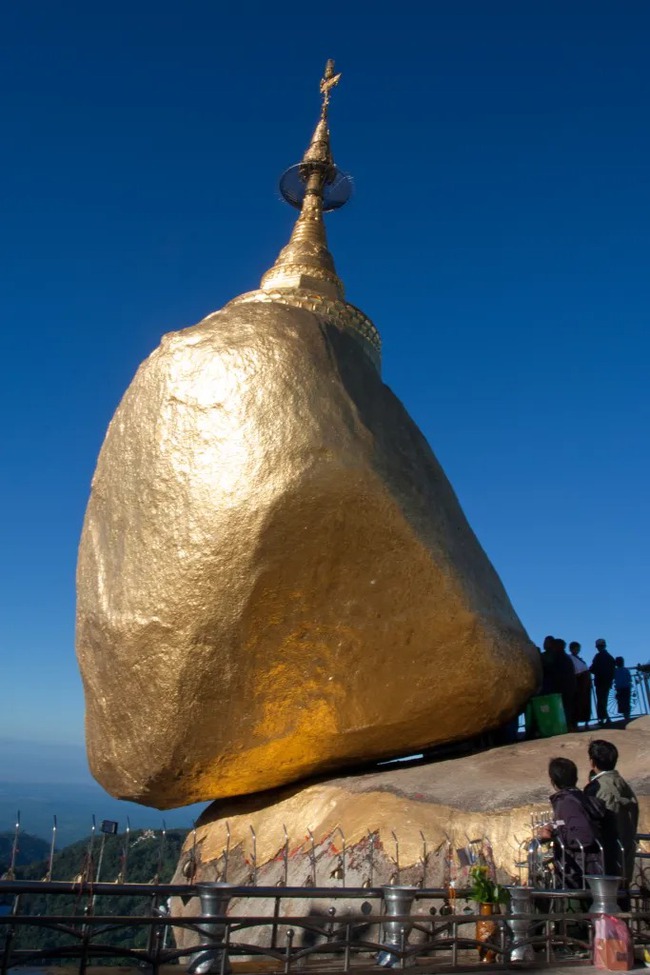Tảng đá dát vàng đứng chênh vênh nghìn năm trên núi, thách thức mọi định luật vật lý khiến nhà khoa học bối rối - Ảnh 7.