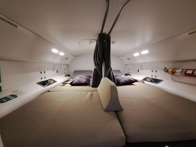 Bên trong phòng ngủ bí mật của phi công trên các chuyến bay dài: Thoải mái chẳng kém gì một số khoang hạng nhất! - Ảnh 9.