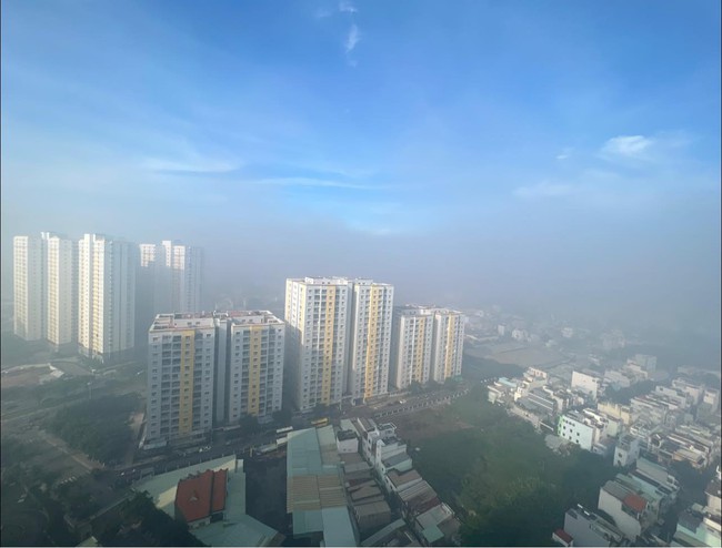 TP.HCM: Sương mù dày đặc từ sáng kéo dài đến trưa, cảnh báo ô nhiễm không khí, bụi mịn cao - Ảnh 3.