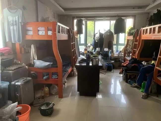 Căn phòng nhỏ của 22 người ở Thượng Hải vén màn cuộc sống của những số phận đang giằng co với đời - Ảnh 1.