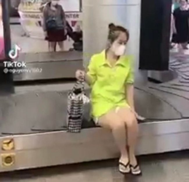 Xác minh nữ hành khách ngồi dạng chân khiếm nhã trên băng chuyền hành lý sân bay Phú Quốc - Ảnh 2.