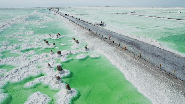 Hồ kỳ lạ của Trung Quốc: Nơi muối kết tinh thành đá quý, máy bay có thể hạ cánh, tàu hỏa có thể đi qua - Ảnh 1.