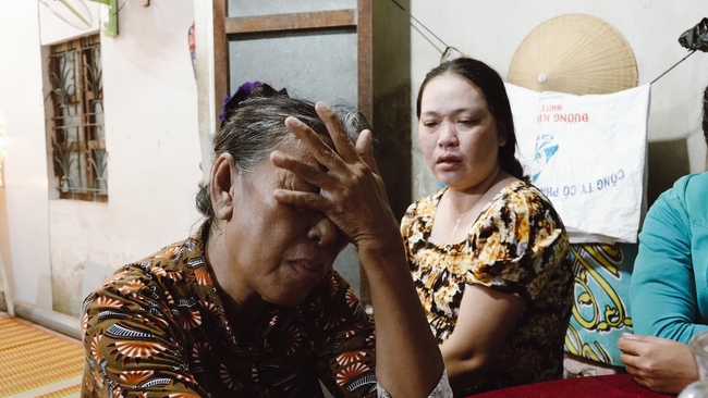 Người thân của 6 nạn nhân mất trong vụ chìm tàu ở Bình Thuận: &quot;Thấy chồng người ta về chồng mình không về, ruột gan tôi đau&quot;  - Ảnh 1.