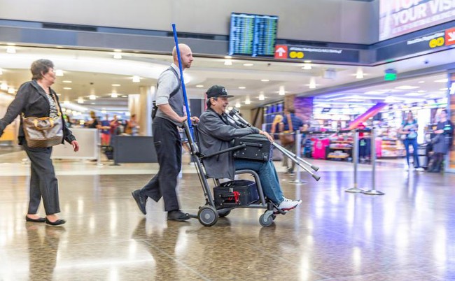 Nhiều hành khách &quot;khôn lỏi&quot; giả làm người khuyết tật để khỏi xếp hàng ở sân bay: Hành vi đáng lên án! - Ảnh 2.