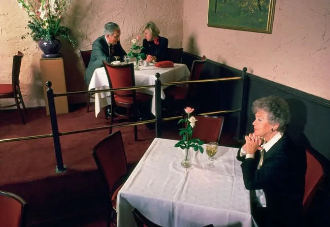 Phải can đảm đến đâu mới đi ăn một mình? Hình ảnh bị xem là "cô đơn" này đã bị phá vỡ khi dịch bệnh ập đến - Ảnh 1.