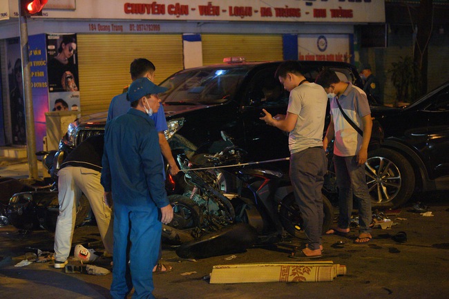 Hà Nội: &quot;Xe điên&quot; gây tai nạn liên hoàn, một người tử vong tại chỗ, nhiều người bị thương - Ảnh 5.