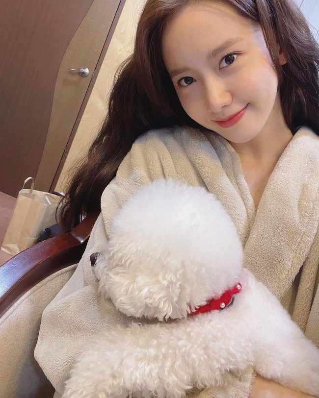 Làn da tuổi 30  láng mịn, không tỳ vết của Yoona nhờ cả vào bước làm sạch và dưỡng ẩm mỗi ngày - Ảnh 2.