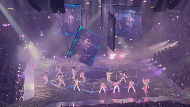 Nhóm nhạc nam bị màn hình LED khổng lồ rơi trúng người khi đang biểu diễn trên sân khấu - Ảnh 2.