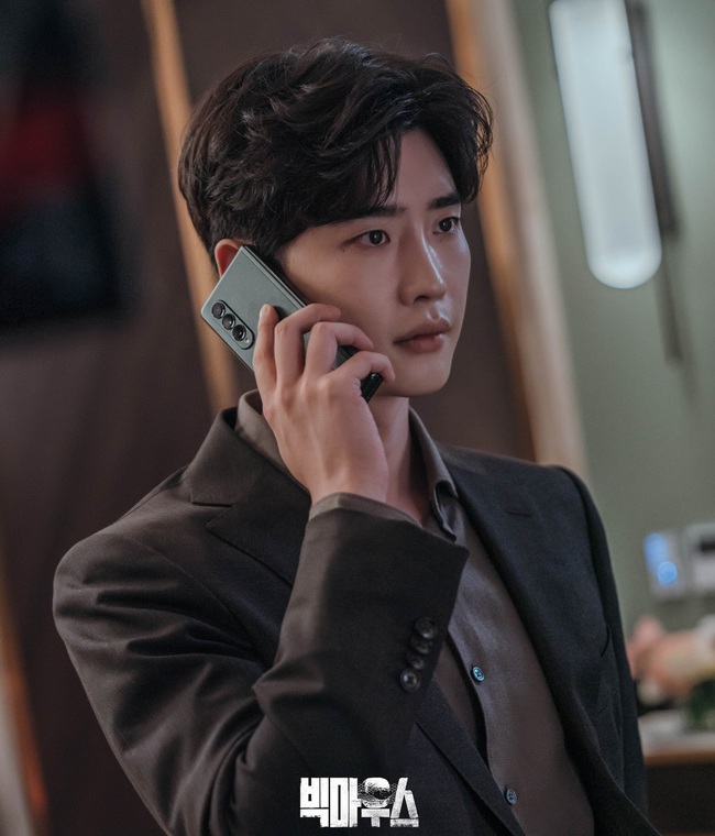 Yoona khoác tay Lee Jong Suk, lại còn cùng &quot;bắn tim&quot; - Ảnh 8.