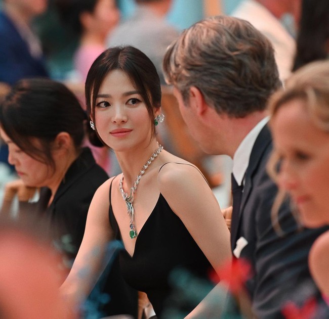 Nữ thần Song Hye Kyo xuất hiện đầy quyền lực tại Paris, nhìn nhan sắc thế này không ai nghĩ đã 41 tuổi - Ảnh 2.