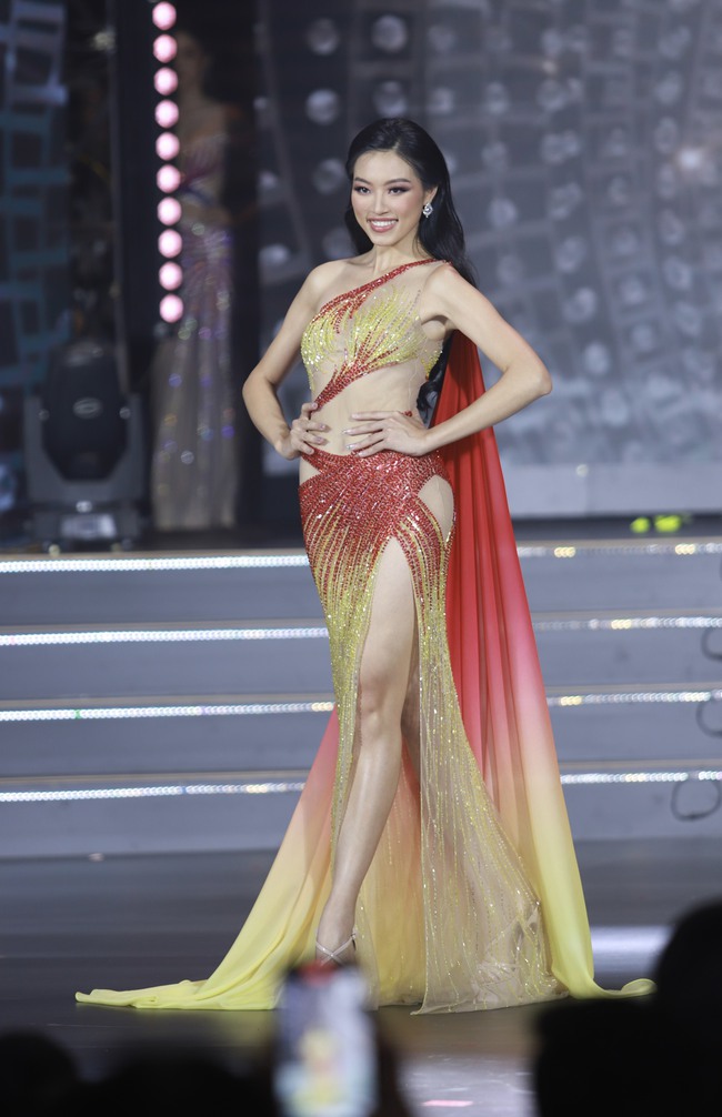 Chung kết Hoa hậu Thể thao Việt Nam 2022: Top 10 trình diễn trang phục dạ hội - Ảnh 5.