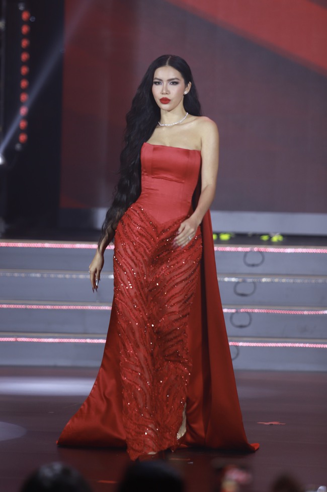 Chung kết Hoa hậu Thể thao Việt Nam 2022: Các HLV xuất hiện cực gợi cảm trên sân khấu đêm cuối - Ảnh 1.