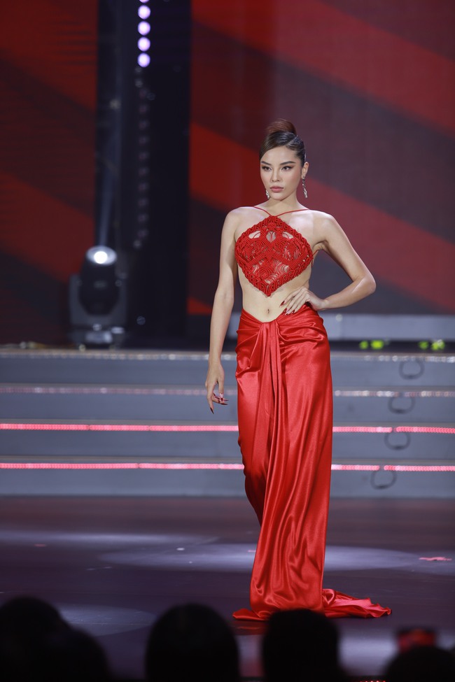 Chung kết Hoa hậu Thể thao Việt Nam 2022: Các HLV xuất hiện cực gợi cảm trên sân khấu đêm cuối - Ảnh 2.