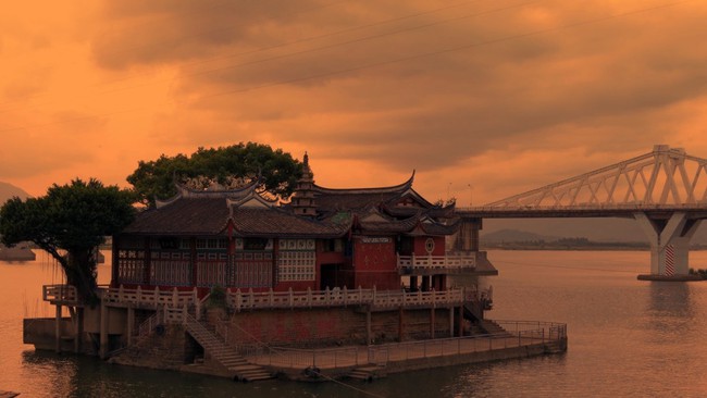 Ngôi chùa &quot;thần kỳ&quot; nhất Trung Quốc: &quot;Nổi bồng bềnh&quot; trên mặt nước, du khách đi phà đến bái lễ cổ thụ cầu duyên và may mắn - Ảnh 11.