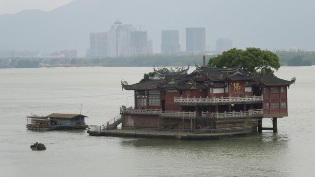 Ngôi chùa &quot;thần kỳ&quot; nhất Trung Quốc: &quot;Nổi bồng bềnh&quot; trên mặt nước, du khách đi phà đến bái lễ cổ thụ cầu duyên và may mắn - Ảnh 3.
