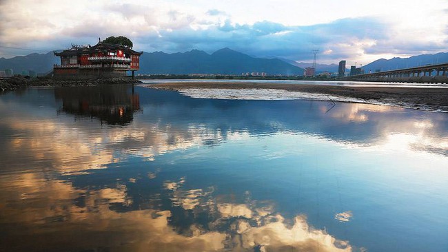 Ngôi chùa &quot;thần kỳ&quot; nhất Trung Quốc: &quot;Nổi bồng bềnh&quot; trên mặt nước, du khách đi phà đến bái lễ cổ thụ cầu duyên và may mắn - Ảnh 2.