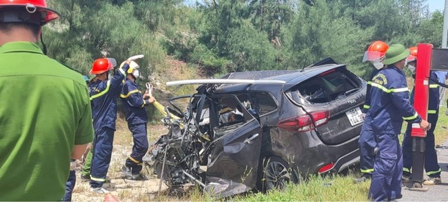 Tai nạn kinh hoàng giữa xe 7 chỗ và xe đầu kéo, 2 vợ chồng và con gái tử vong, con trai bị thương nặng - Ảnh 1.