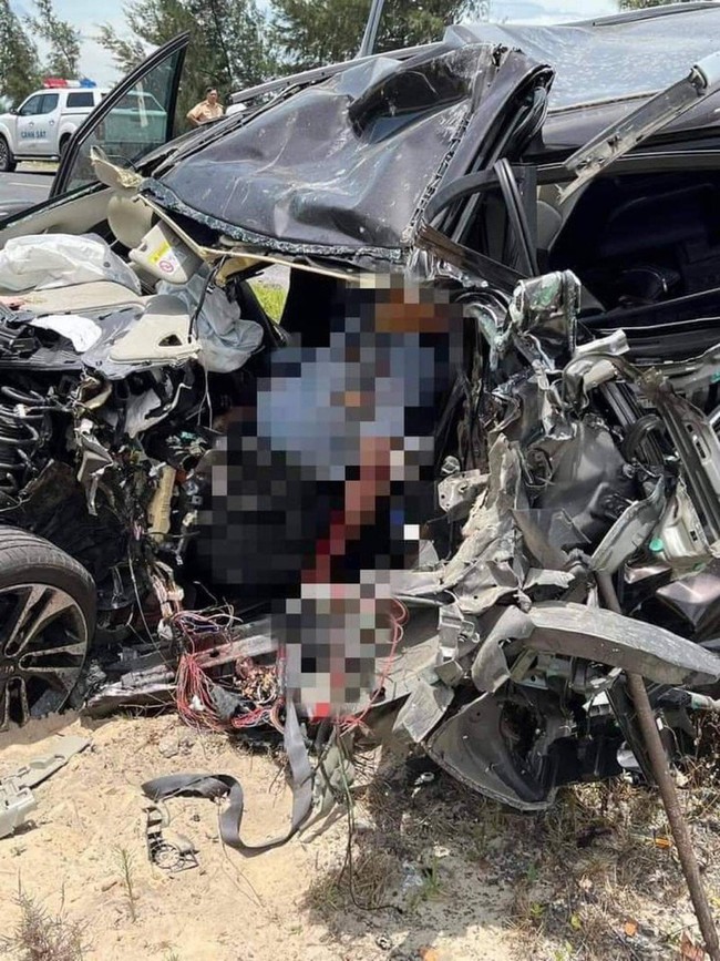 Tai nạn kinh hoàng giữa xe 7 chỗ và xe đầu kéo, 2 vợ chồng và con gái tử vong, con trai bị thương nặng - Ảnh 3.