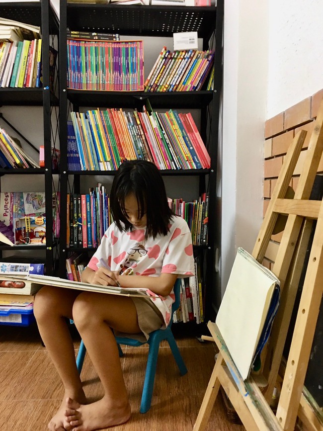 Bà mẹ ở TP.HCM nhận "bão like" vì mở phòng đọc miễn phí cho trẻ em: Bật mí bí quyết giúp con mê sách từ năm 2 tuổi - Ảnh 3.