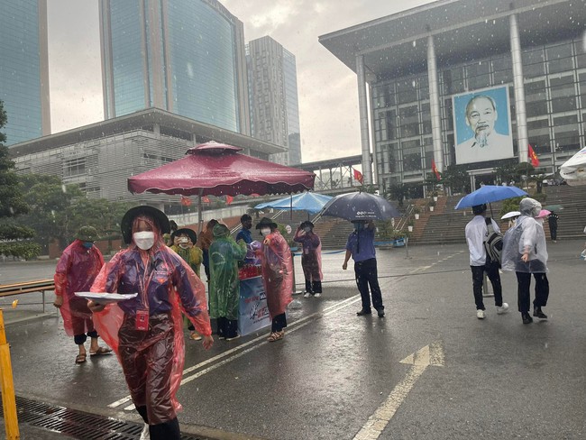 Thi tốt nghiệp THPT chiều 7/7: Trời Hà Nội đổ mưa to, sĩ tử cuống cuồng chạy vào trường thi - Ảnh 2.