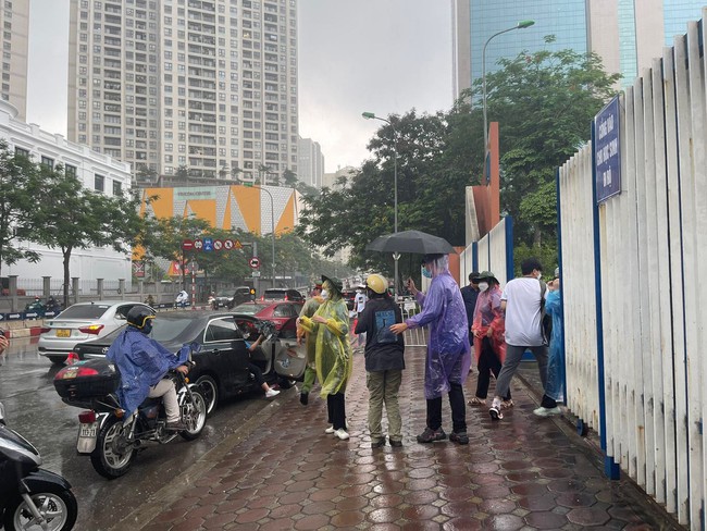 Thi tốt nghiệp THPT chiều 7/7: Trời Hà Nội đổ mưa to, sĩ tử cuống cuồng chạy vào trường thi - Ảnh 3.
