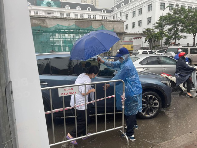 Thi tốt nghiệp THPT chiều 7/7: Trời Hà Nội đổ mưa to, sĩ tử cuống cuồng chạy vào trường thi - Ảnh 4.
