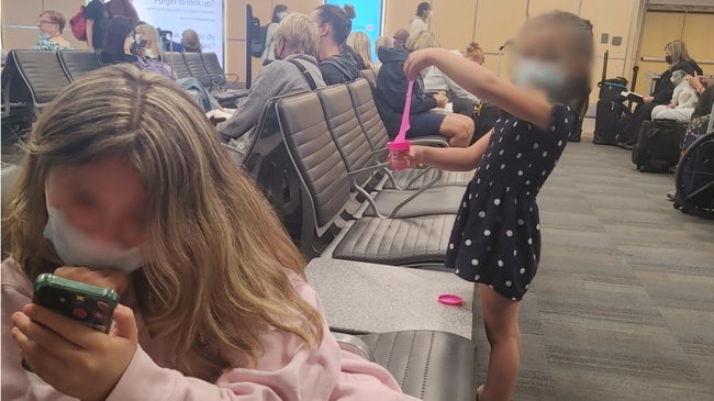 Bị hoãn chuyến bay, 3 mẹ con phải ngủ trên sàn nhà phòng vắt sữa, phản ứng của hãng hàng không mới gây bức xúc - Ảnh 2.