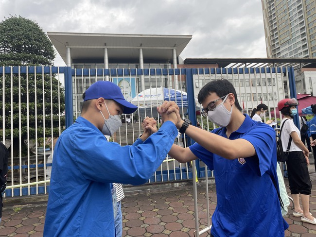 Ấm áp tấm lòng tình nguyện viên trong kỳ thi tốt nghiệp THPT 2022: Đội nắng đội mưa hỗ trợ sĩ tử, còn - Ảnh 7.