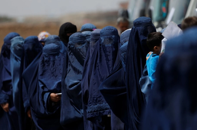 Phụ nữ Afghanistan đang sống ngược thời đại sau 1 năm mất đi tự do: &quot;Biến mất&quot; trên đường phố, tương lai ngày càng mù mịt - Ảnh 2.