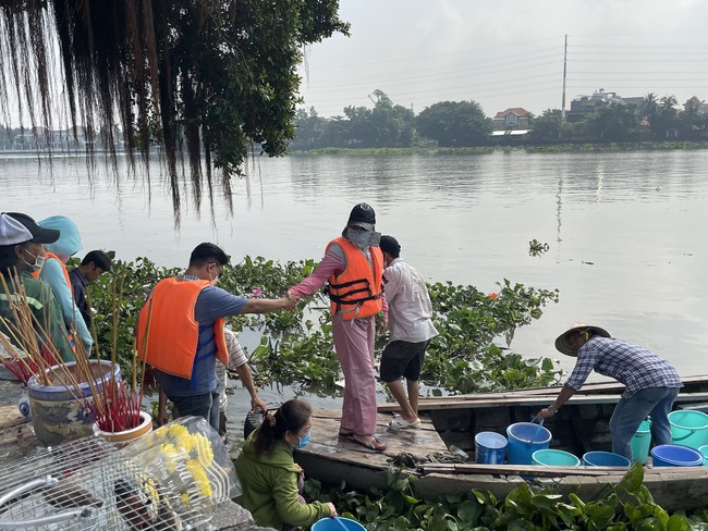 Phóng sinh ngày Lễ Vu An: &quot;Chợ chim trời&quot; tăng giá gấp đôi, bán ít nhất 1000 con/buổi - Ảnh 4.