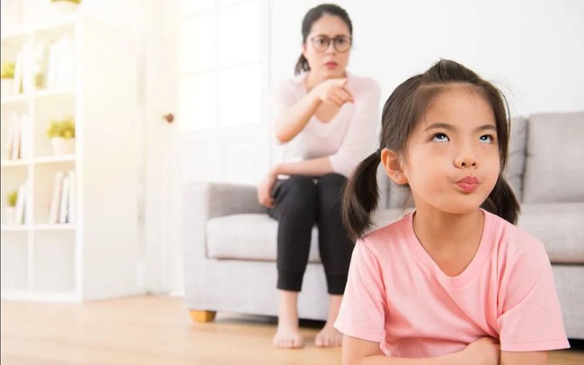 Chuyên gia &quot;điểm mặt&quot; 8 hành động sai trái của cha mẹ trước mặt con, điều thứ 4 tưởng nhỏ nhưng ảnh hưởng sâu sắc đến nhân cách trẻ - Ảnh 4.