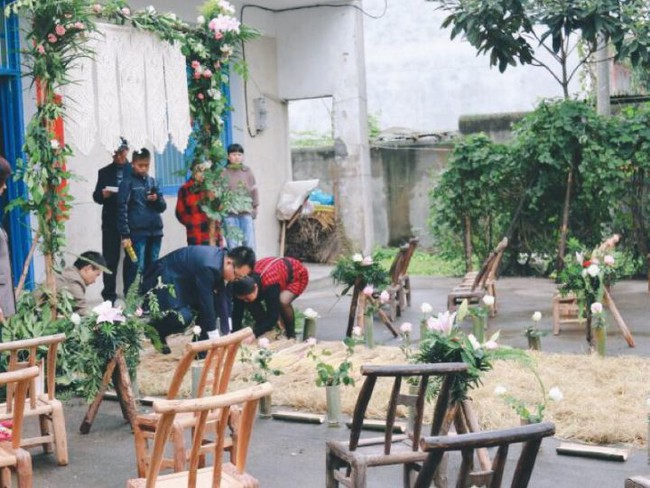 Chiều lòng vợ, chú rể chặt tre nứa trong rừng để trang trí hôn lễ ở nông thôn: Toàn đồ miễn phí nhưng đẹp tuyệt vời! - Ảnh 3.