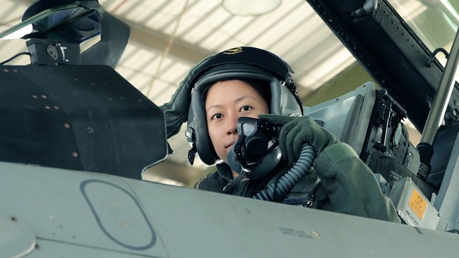 Nữ chỉ huy đội bay chiến đấu đầu tiên của Singapore: Phái đẹp cũng làm chủ được bầu trời như nam giới - Ảnh 2.