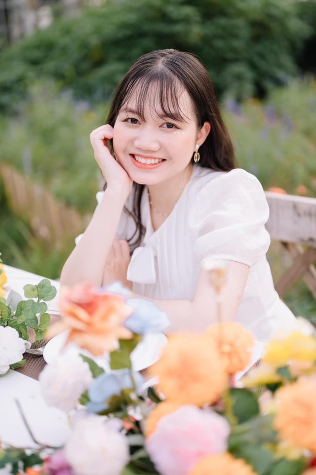 Không điểm IELTS, không SAT cao, nữ sinh trường Chu Văn An vẫn "ẵm" học bổng toàn phần tại Singapore: Trả lời phỏng vấn về tỷ phú Elon Musk hay như "nuốt đĩa" - Ảnh 1. Không điểm IELTS, không SAT cao, nữ sinh trường Chu Văn An vẫn "ẵm" học bổng toàn phần tại Singapore: Trả lời phỏng vấn về tỷ phú Elon Musk hay như "nuốt đĩa" - Ảnh 1.
